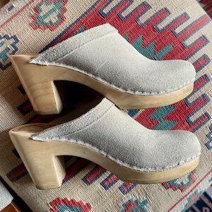 Old School Clog on High Heel in Chalk Suede